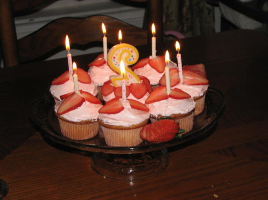 speciale gevulde aardbeien cupcakes