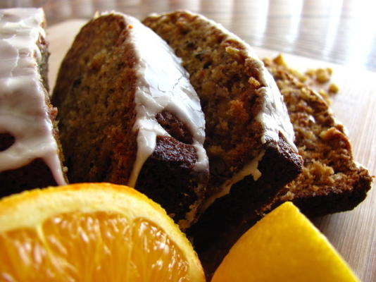 vochtig bananenpitbrood met oranje glazuur