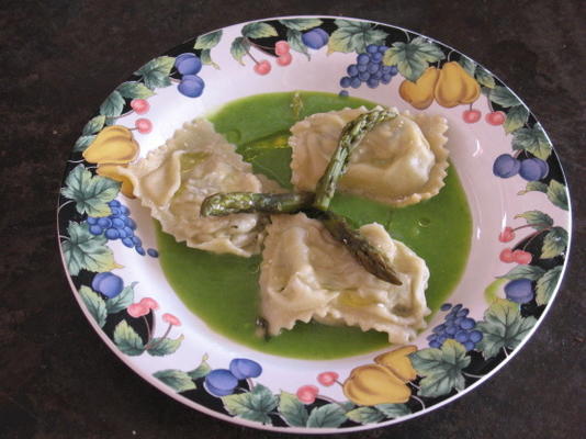 ravioli di ricotta e asparagi con salsa di piselli