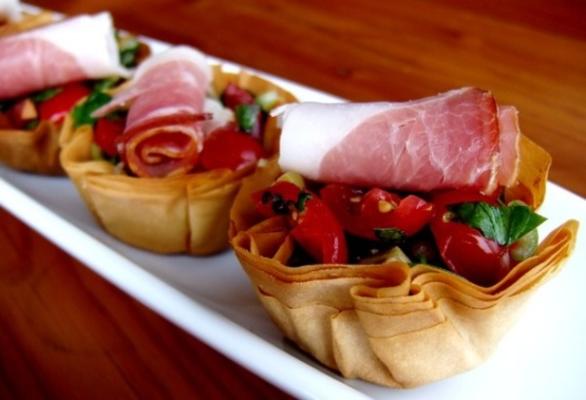 eenvoudige phyllo-kopjes met salade en ham (zijkant of snack)