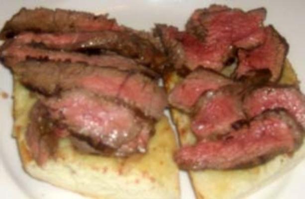 steak sandwich met kaas op lookbrood