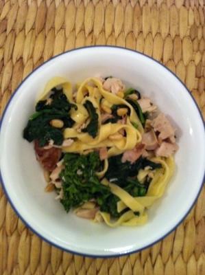 fettuccine met geroosterde kip en rapini