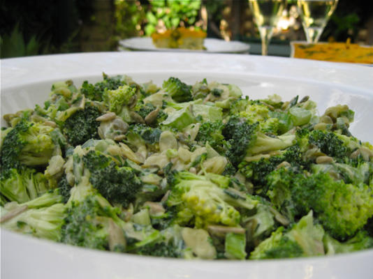 rauwe veganistische broccolisalade