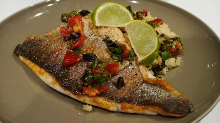 gefrituurde zeebaarsfilet met salsasaus en couscous