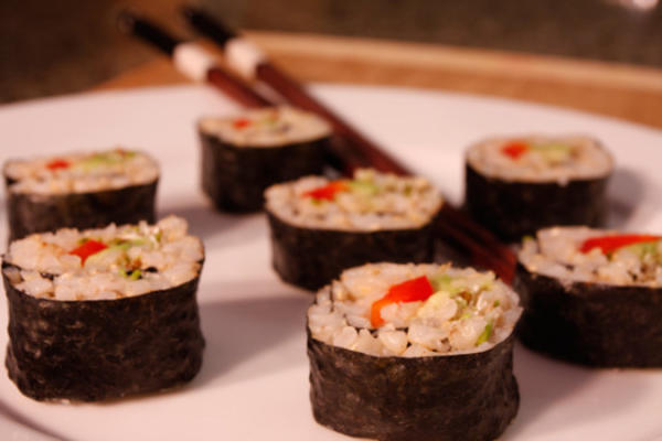gezonde avocado sushi met bruine rijst
