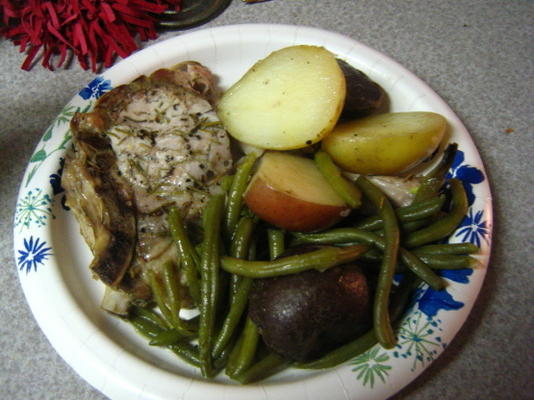 rozemarijn varkensvlees met aardappelen en groene bonen