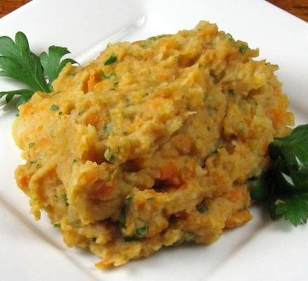 aardappelpuree en wortelen met paprika en peterselie