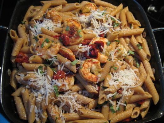 volkoren pasta met geroosterde garnalen en cherrytomaatjes
