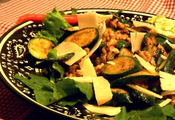 courgette, walnoot en Parmezaanse salade