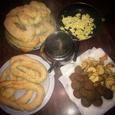 palestinian sesame crusted bread rings (ka'ak bil simsim)