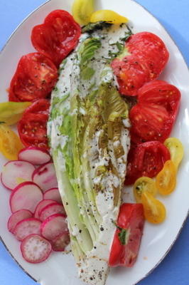 gegrilde harten van romaine met karnemelk-dressing