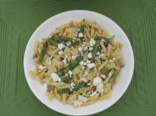 farfalle met asperges, rode ui, walnoten en blauwe kaas