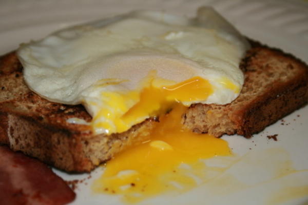 perfect vloeibaar ei over toast (geen olie, koekenpan met anti-aanbaklaag)