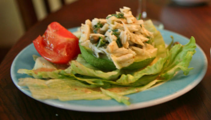 avocado gevuld met krabvlees maison, of koude krab salade