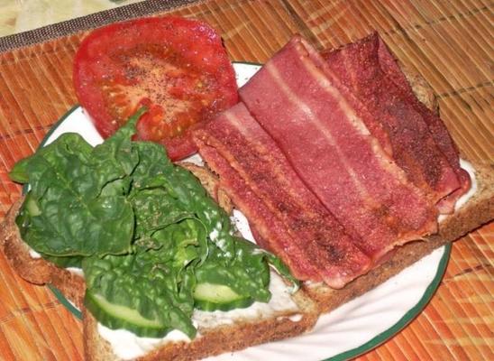 kalkoenbacon, komkommer, spinazie en tomatensandwich