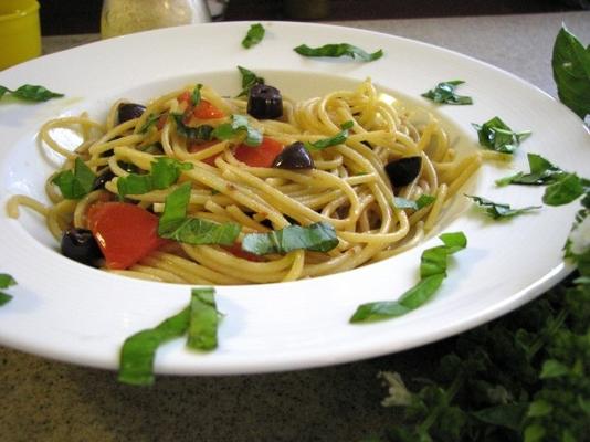 spaghetti alla puttanesca (spaghetti met hete saus)
