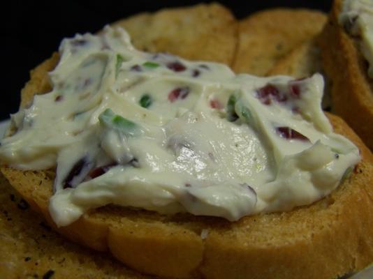 knoflookcrostini met roomkaas, veenbessen en uien