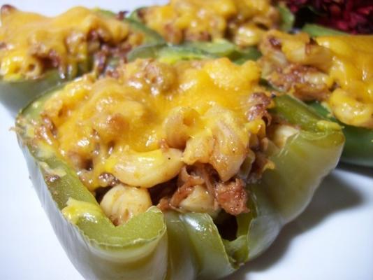 bbq varkensvlees en pasta gevuld groene paprika's