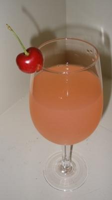 biologische grapefruit en aardbeiensap