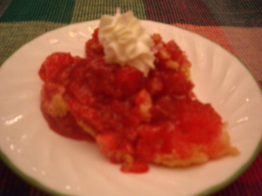 Strawberry rabarber dump cake