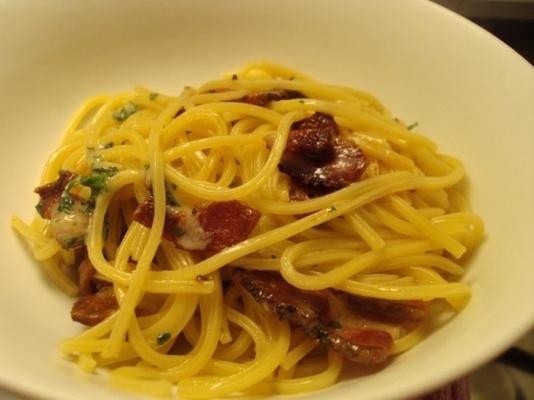 spaghetti met parmezaanse kaas en gebrande bacon