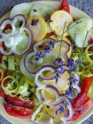 plantaardige schotel met lavendel vinaigrette