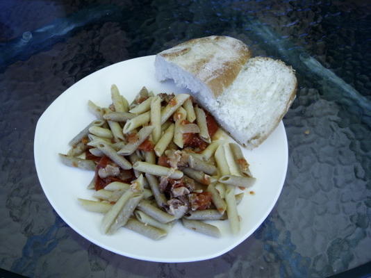 penne met geroosterde tomaten en saus