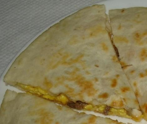 eenvoudig worst ei en kaas ontbijt quesadilla