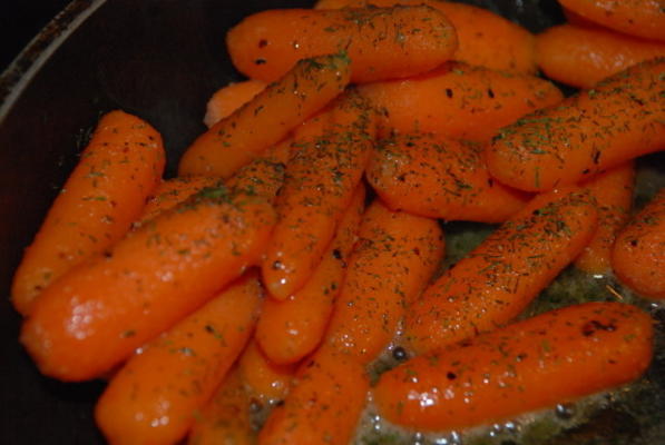 geglaceerde worteltjes met verse dille