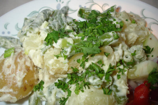 de aardappelsalade van Dijon met slabonen
