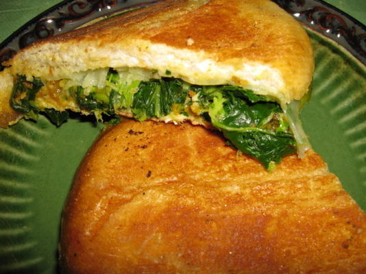 groene panini met geroosterde paprika en gruyere-kaas