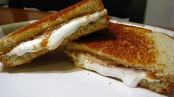 fluffernutter (pindakaas, nutella, marshmallow) sandwich