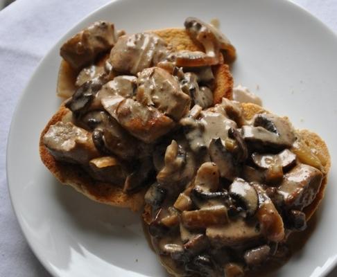 sautandeacute; ed champignons en escargots op toast