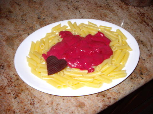 Valentijnsdag pasta in roze bietensaus