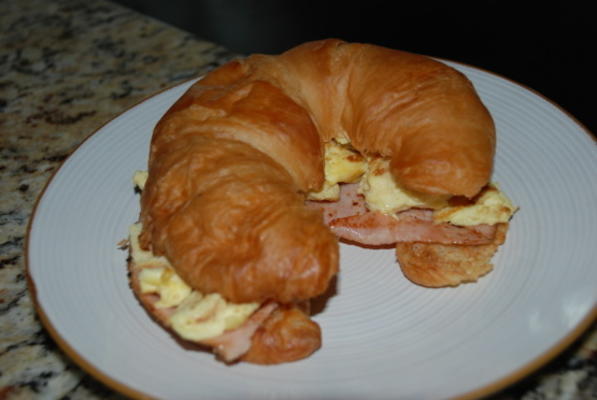 carmen's eenvoudige cheesy croissant met ontbijtbroodje
