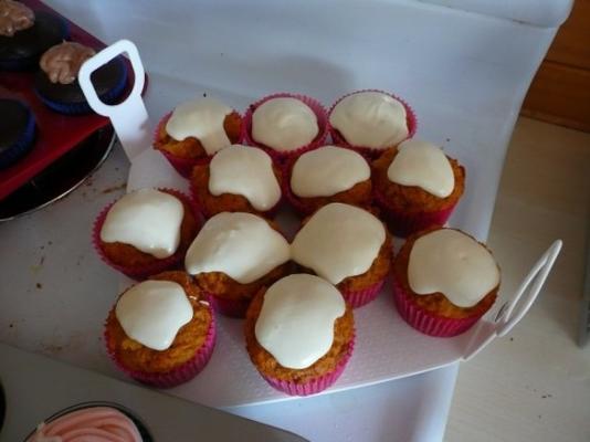 vochtige wortel cupcakes met decadente roomkaas frosting (veganistisch