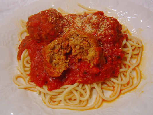 spaghetti en pittige geroosterde peper gehaktballen