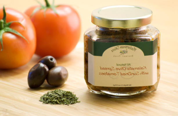 pastasalade met mediterrane delicatessen van olijfolie