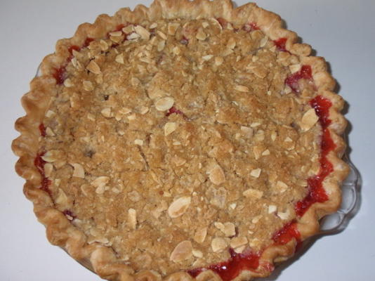 Strawberry rabarbertaart met amandel streusel