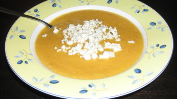 geroosterde peer-butternut soep met afgebrokkelde blauwe kaas