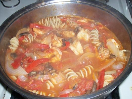 Cacciatore stoofpot met garnalen en kalkoenworst