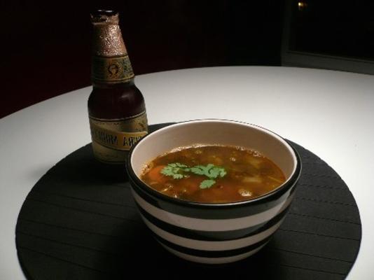 negra modelo chorizo ​​en zwarte bonensoep