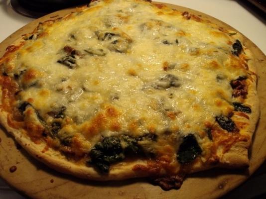 spinazie, gekarameliseerde ui en spekpizza