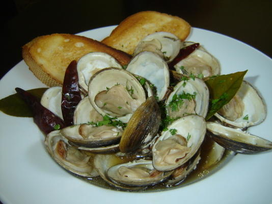 gestoomde tweekleppige schelpdieren met thaise basilicum en chiles