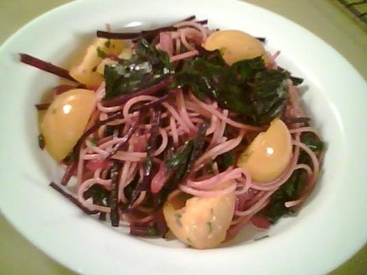 tarwe pasta met gebakken bieten greens en tomaten