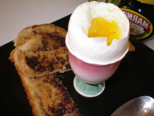 zacht gekookt ei met marmite soldaten
