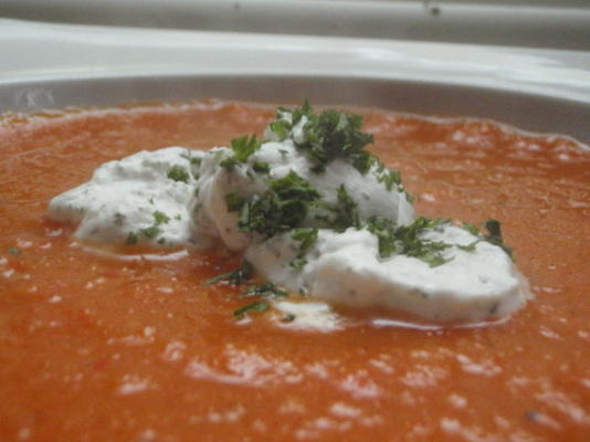 geroosterde rode paprika en tomatensoep met dille creme fraiche