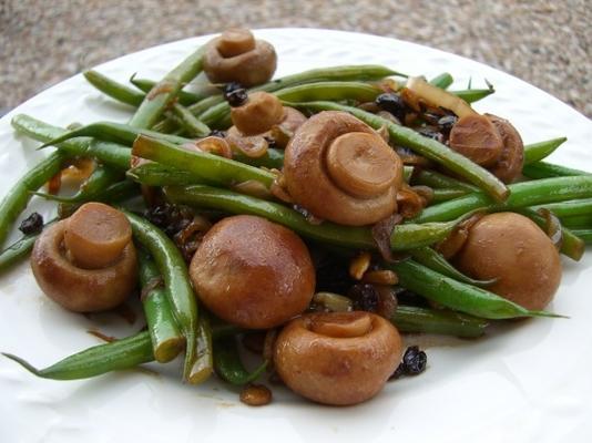 haricots verts met champignons, krenten en zonnebloempitten