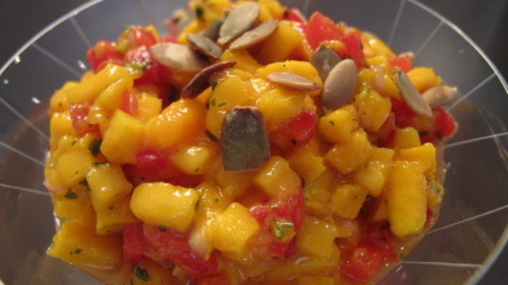 mango en zoete pepersalsa met geroosterde pepitas