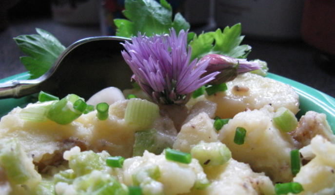 aardappelsalade met selderij en lente-uitjes